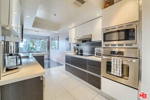 910 S Holt Ave in Los Angeles, CA - Building Photo
