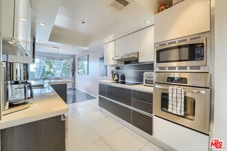 910 S Holt Ave in Los Angeles, CA - Building Photo - Building Photo