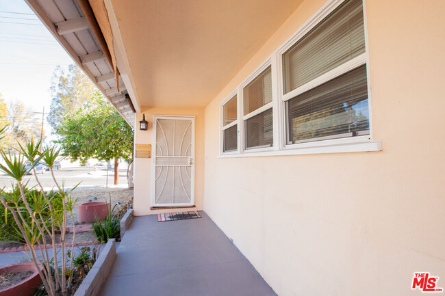 19100 Hart St in Los Angeles, CA - Building Photo - Building Photo