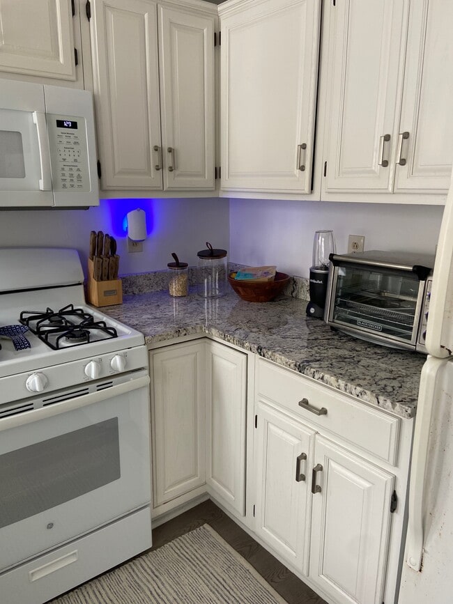 4 McKendry Ct in Norwalk, CT - Building Photo - Building Photo