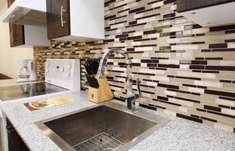 3774 De Bullion Rue in Montréal, QC - Building Photo - Building Photo