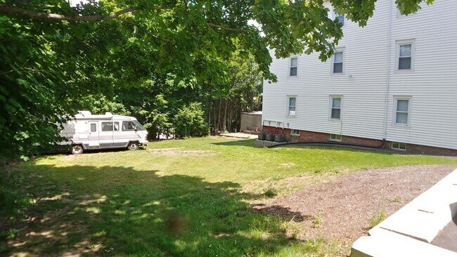 8 N Steele St in Worcester, MA - Building Photo - Building Photo