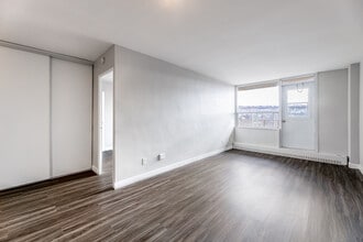 Le Palais & Capital Terrace in Hamilton, ON - Building Photo - Interior Photo