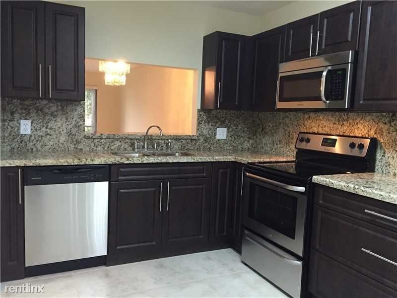 445 Lakeview Dr-Unit -Apt 3 in Weston, FL - Building Photo