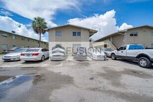 921 SW 74th Terrace in North Lauderdale, FL - Building Photo