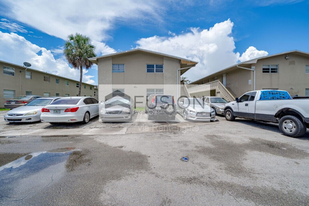 921 SW 74th Terrace in North Lauderdale, FL - Building Photo