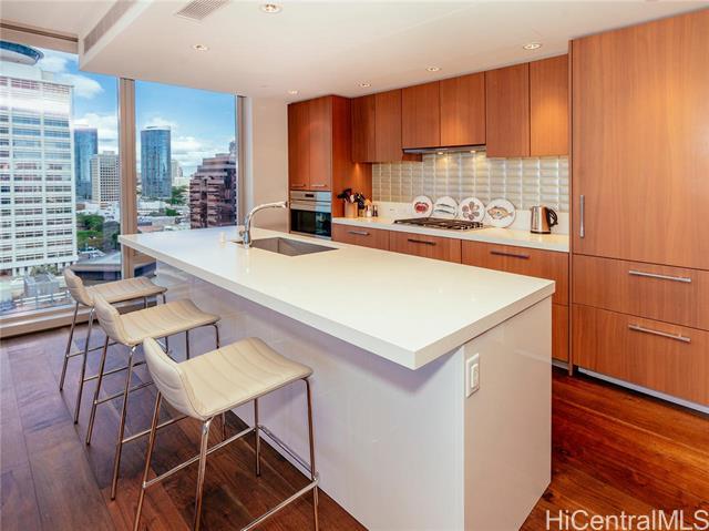 1555 Kapiolani Blvd in Honolulu, HI - Building Photo
