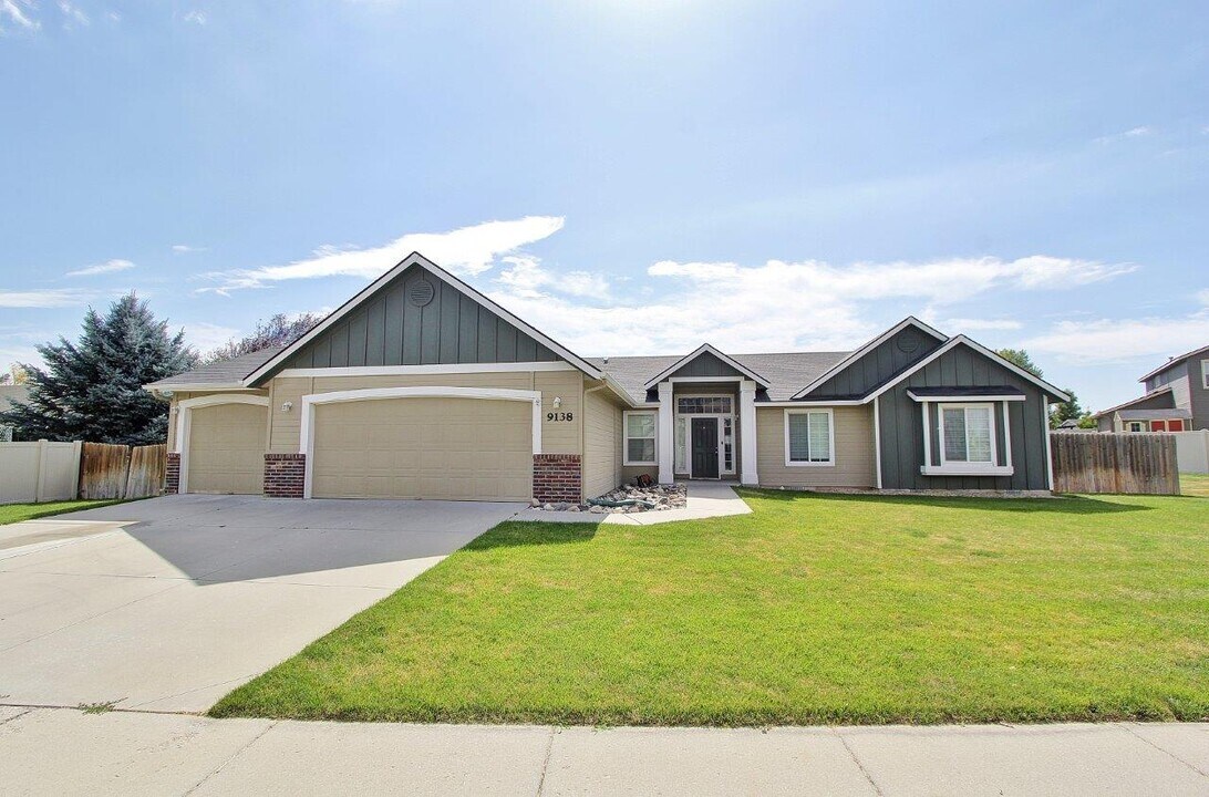 9138 S Red Delicious Ave in Kuna, ID - Foto de edificio