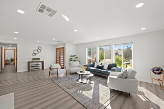 5591 Heil Ave in Huntington Beach, CA - Foto de edificio - Building Photo