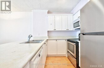 24 Wellesley St W in Toronto, ON - Building Photo - Building Photo