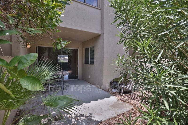 4201 E Camelback Rd in Phoenix, AZ - Building Photo