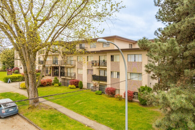 Holly Tree Apartments in New Westminster, BC - Building Photo - Building Photo