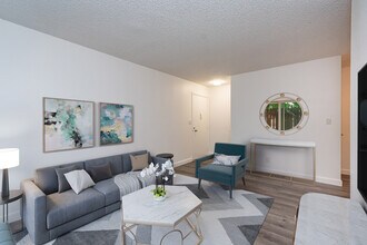The Sandpiper Apartments in Sacramento, CA - Foto de edificio - Building Photo