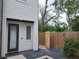 240 Julia St in Houston, TX - Building Photo