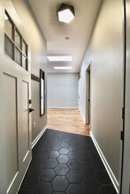 1927 E Locust St, Unit 1 in Milwaukee, WI - Foto de edificio - Building Photo