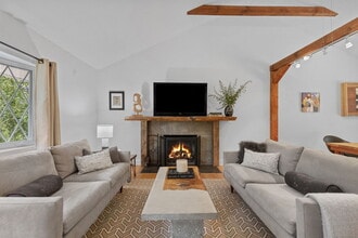 126 Lakeside Dr in Ridgefield, CT - Building Photo - Building Photo