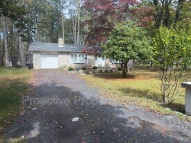 5228 Hummingbird Dr in Pocono Summit, PA - Building Photo