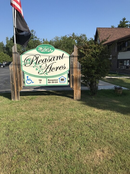 PLEASANT ACRES in Powers, MI - Foto de edificio