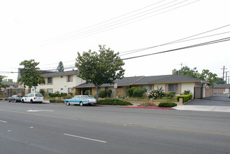 400 E Orangewood Ave in Anaheim, CA - Building Photo - Building Photo