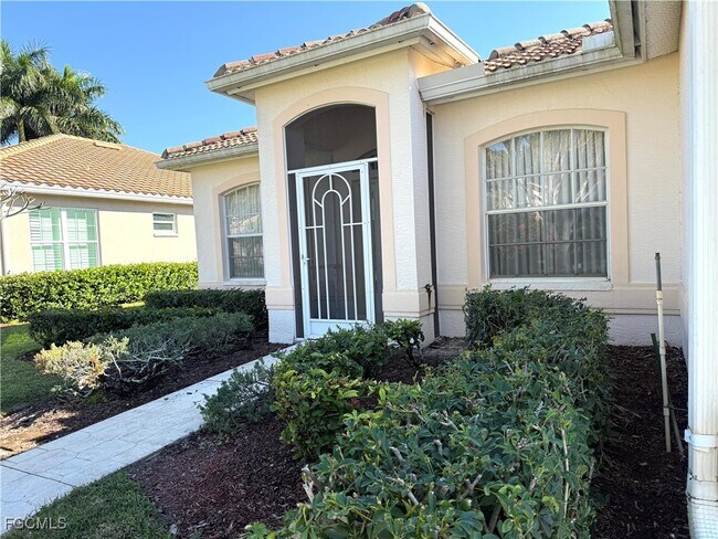 11081 Lakeland Cir in Ft. Myers, FL - Building Photo - Building Photo