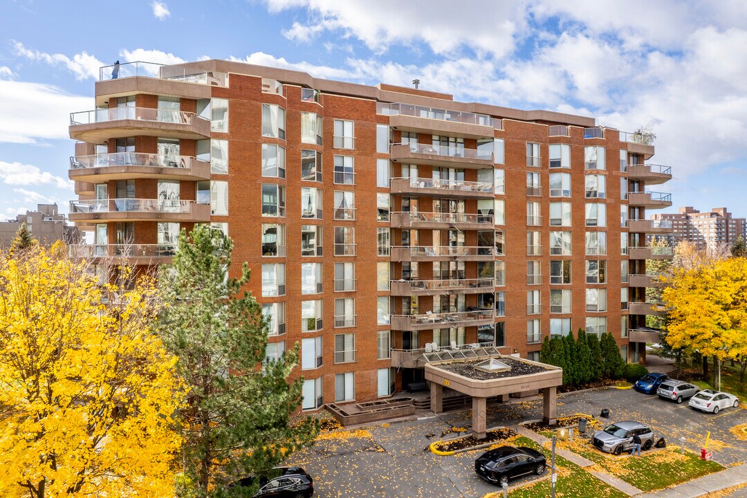 5850 Marc-Chagall in Côte-St-Luc, QC - Building Photo