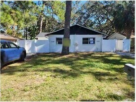 7124 Oakwood Dr in New Port Richey, FL - Building Photo