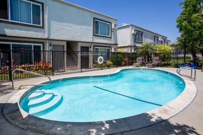Casa Walker in Cypress, CA - Foto de edificio - Building Photo
