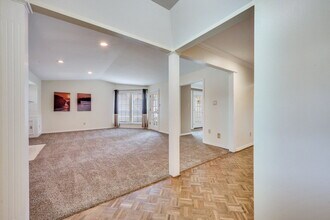 6049 Hillcrest Ave in Dallas, TX - Foto de edificio - Building Photo