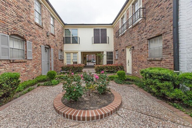 2710 Briarhurst Dr-Unit -8 in Houston, TX - Building Photo - Building Photo