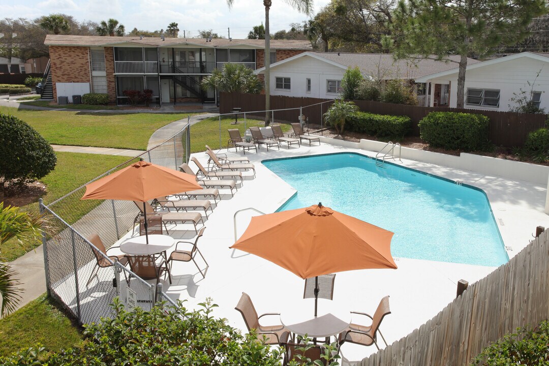 Lindru Gardens in Clearwater, FL - Building Photo