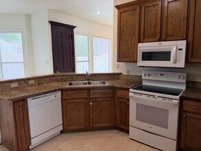 7221 Lake Victoria Rd in Laredo, TX - Building Photo - Building Photo