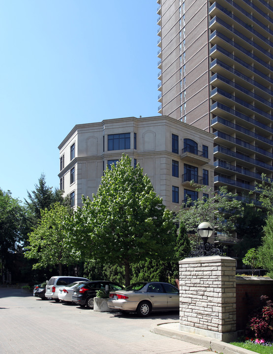 9 Jackes Ave in Toronto, ON - Building Photo