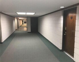 13612 S Village Dr in Tampa, FL - Building Photo - Building Photo