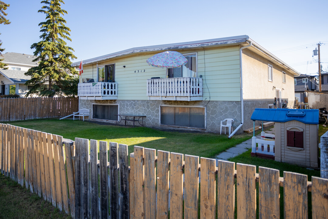 4312 73 St NW in Calgary, AB - Building Photo