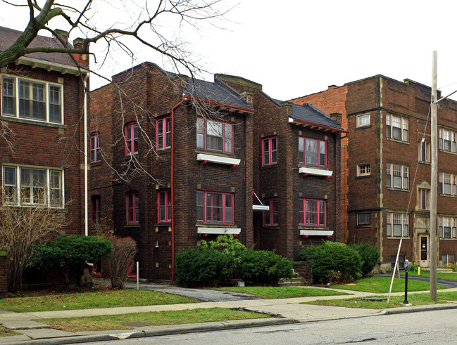 2116 Surrey Rd in Cleveland, OH - Foto de edificio - Building Photo