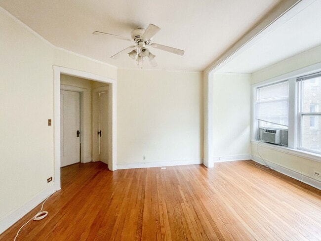 5061 N Damen Ave, Unit 5051-2E in Chicago, IL - Foto de edificio - Building Photo