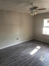 8119 Rockford Dr in Houston, TX - Foto de edificio - Building Photo