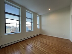 80 Beaumont St, Unit 204 in Boston, MA - Building Photo - Building Photo