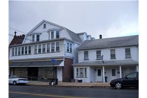 10 E Catawissa St in Nesquehoning, PA - Foto de edificio