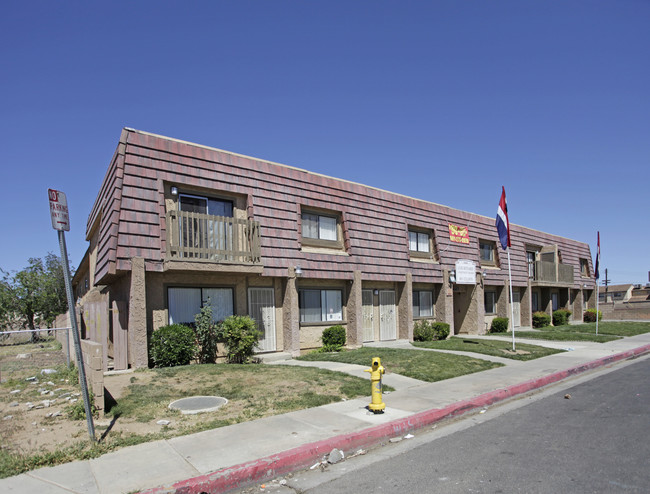 Courtyard Apartments in Palmdale, CA - Foto de edificio - Building Photo