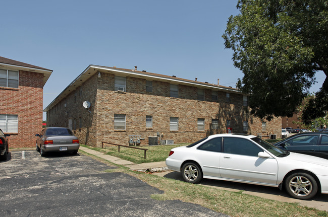 University Apartments in Edmond, OK - Building Photo - Building Photo