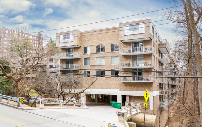 4100 Cathedral Ave NW in Washington, DC - Foto de edificio - Building Photo