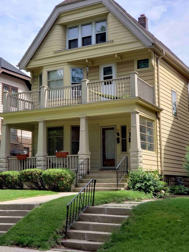 property at 2417 E Stratford Ct