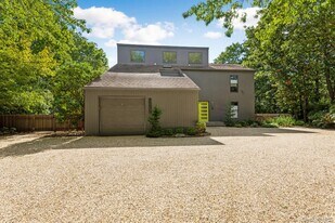 1 Deer Path in Quogue, NY - Building Photo