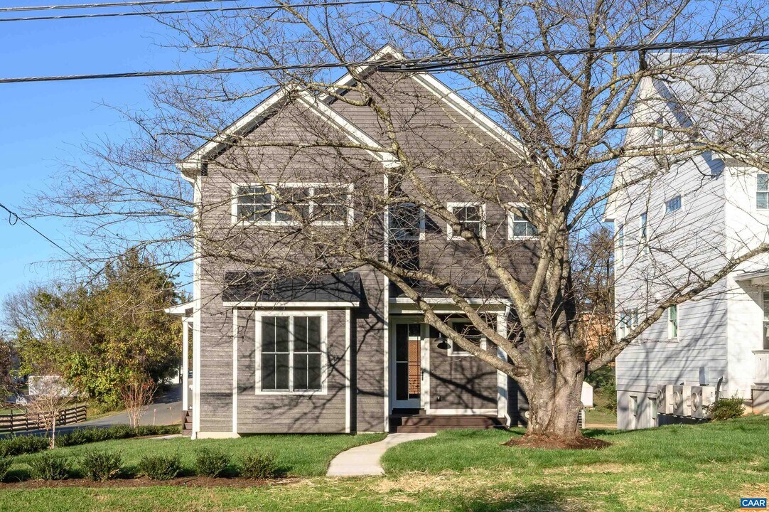 1501 E Market St in Charlottesville, VA - Foto de edificio