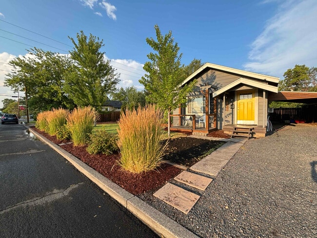 126 SW 4th St in Redmond, OR - Building Photo - Building Photo