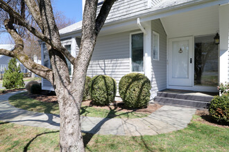 95 Field Point Dr in Fairfield, CT - Foto de edificio - Building Photo
