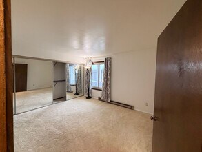 1593 S Carriage Ln in New Berlin, WI - Building Photo - Building Photo