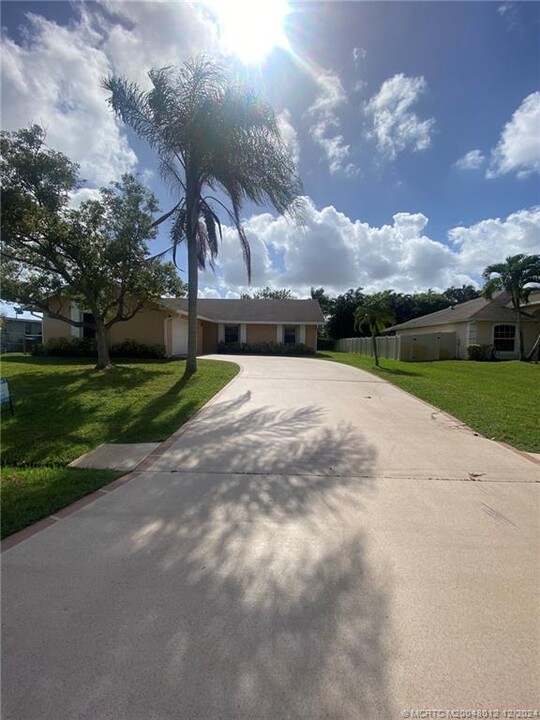 2534 SE Caladium Ave in Port St. Lucie, FL - Foto de edificio