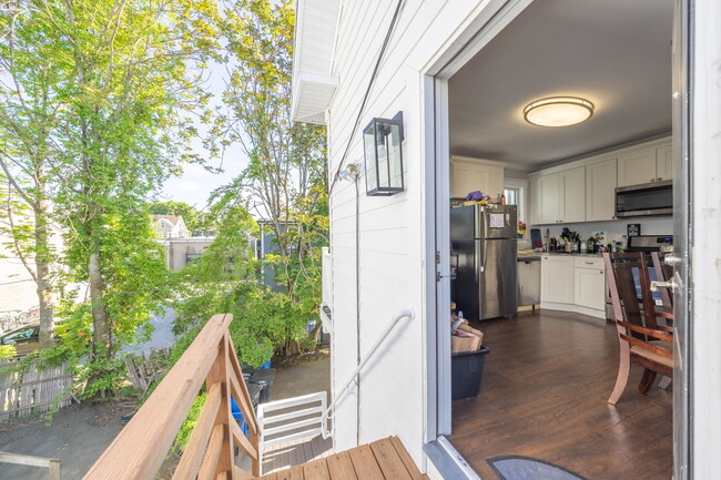 664 Moody St, Unit 2 in Waltham, MA - Foto de edificio - Building Photo
